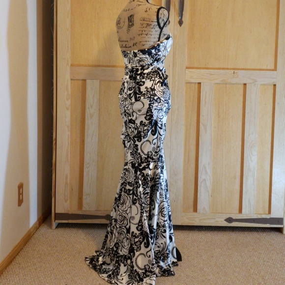 Black and white floral gown - Picture 3 of 4